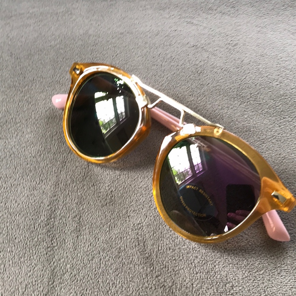 Trend sunglasses with mirrored lenses.